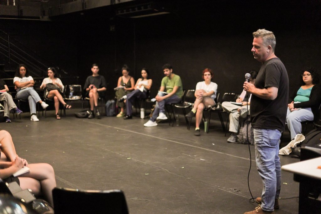 Curso “Produção Cultural Contemporânea, Programação e Curadoria” com Fábio Maleronka, na sede Roosevelt da SP Escola de Teatro. (20/01/2025) | Foto: Clara Silva.