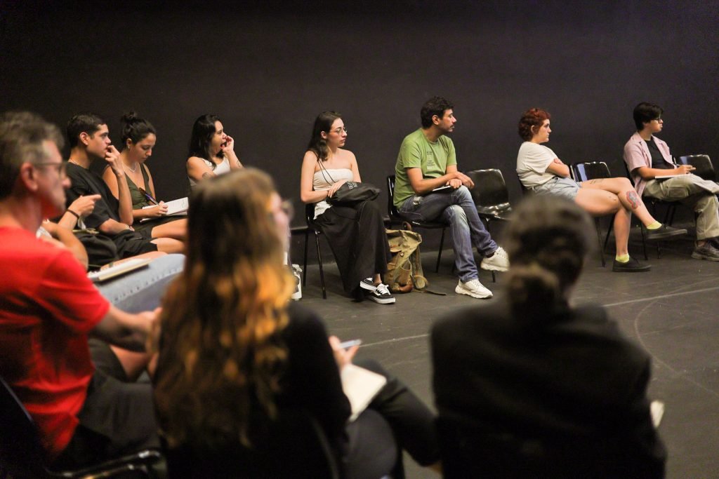 Curso “Produção Cultural Contemporânea, Programação e Curadoria” com Fábio Maleronka, na sede Roosevelt da SP Escola de Teatro. (20/01/2025) | Foto: Clara Silva.