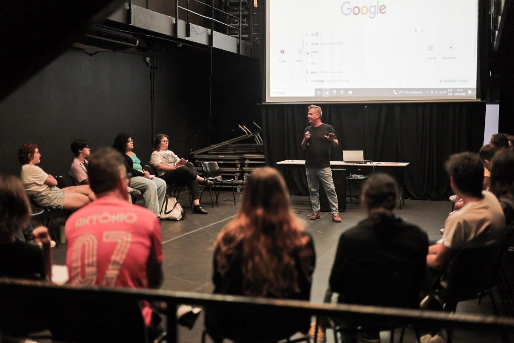 Curso “Produção Cultural Contemporânea, Programação e Curadoria” com Fábio Maleronka, na sede Roosevelt da SP Escola de Teatro. (20/01/2025) | Foto: Clara Silva.