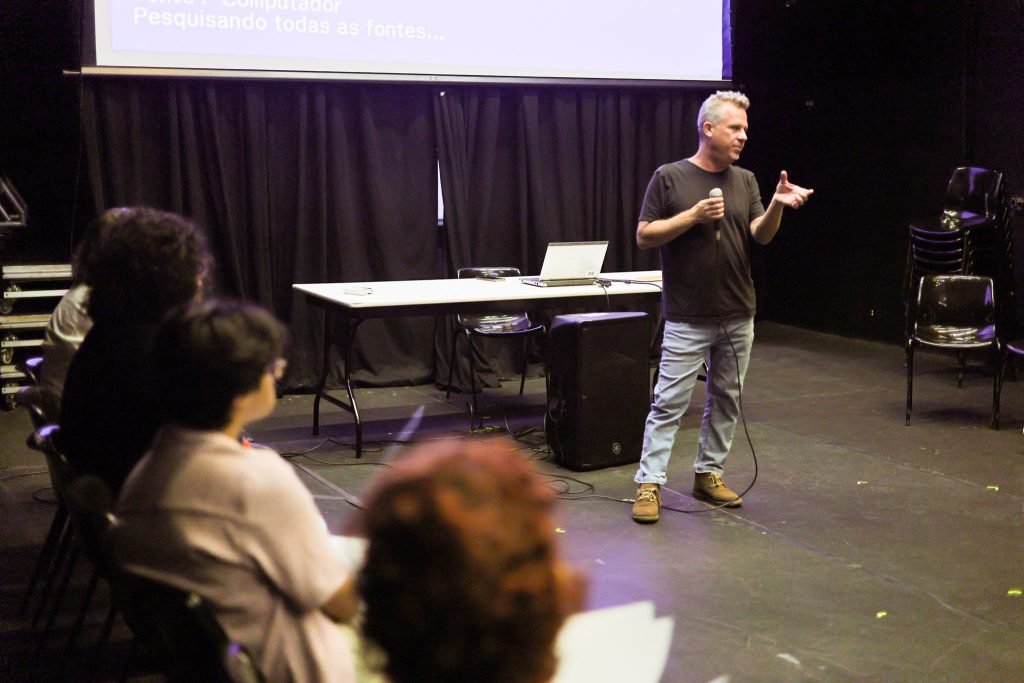 Curso “Produção Cultural Contemporânea, Programação e Curadoria” com Fábio Maleronka, na sede Roosevelt da SP Escola de Teatro. (20/01/2025) | Foto: Clara Silva.