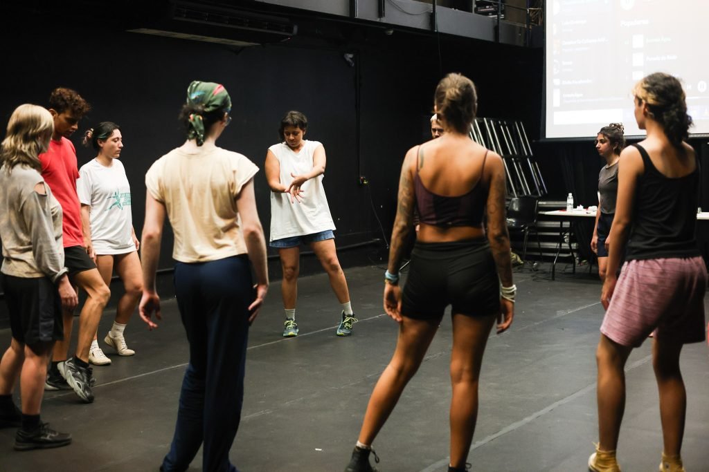 Workshop “Éticas do Desabar” com Marina Dubia, na sede Roosevelt da SP Escola de Teatro. (21/02/2025) | Foto: Clara Silva.