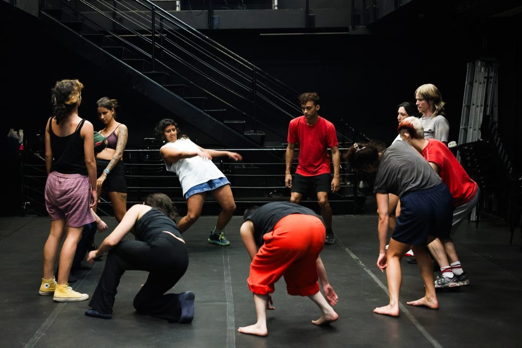 Workshop “Éticas do Desabar” com Marina Dubia, na sede Roosevelt da SP Escola de Teatro. (21/02/2025) | Foto: Clara Silva.