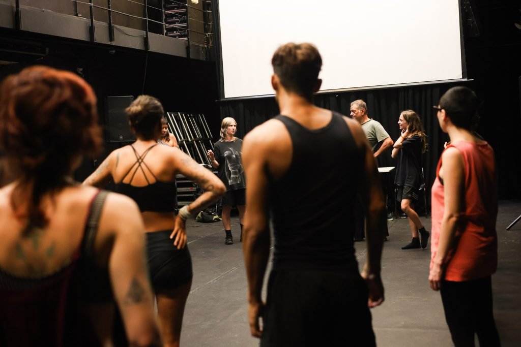 Workshop “FULL ON – Workshop de dança_ Grooving into dancing” com Emilie Gregersen, na sede Roosevelt da SP Escola de Teatro. (19/02/2025) | Foto: Clara Silva.