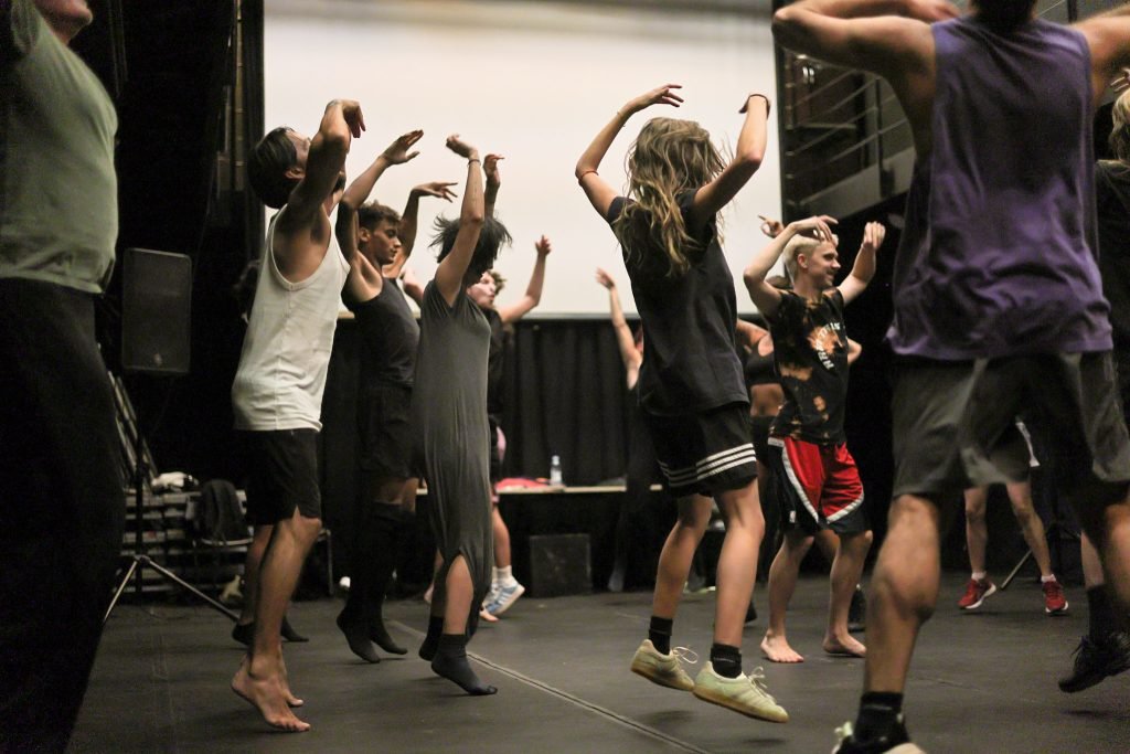 Workshop “FULL ON – Workshop de dança_ Grooving into dancing” com Emilie Gregersen, na sede Roosevelt da SP Escola de Teatro. (19/02/2025) | Foto: Clara Silva.