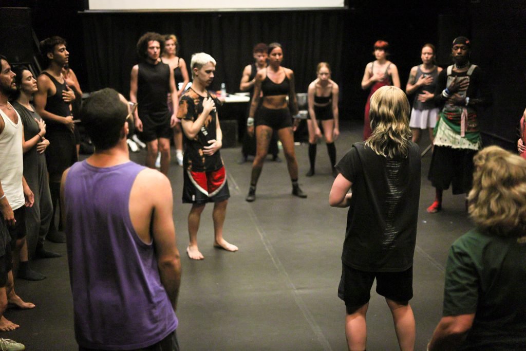 Workshop “FULL ON – Workshop de dança_ Grooving into dancing” com Emilie Gregersen, na sede Roosevelt da SP Escola de Teatro. (19/02/2025) | Foto: Clara Silva.