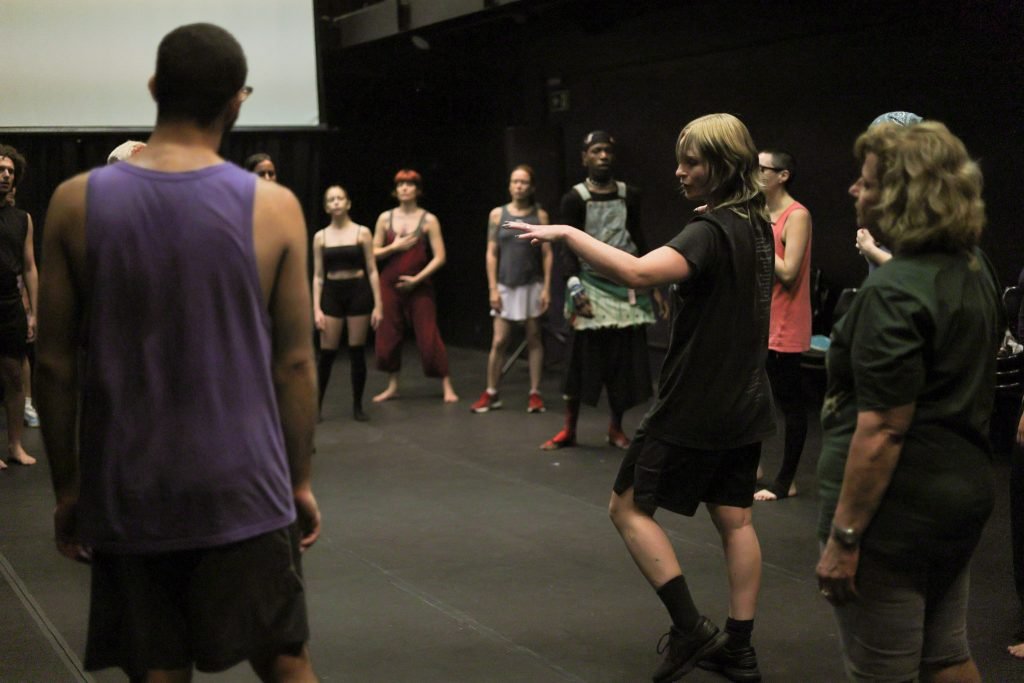 Workshop “FULL ON – Workshop de dança_ Grooving into dancing” com Emilie Gregersen, na sede Roosevelt da SP Escola de Teatro. (19/02/2025) | Foto: Clara Silva.