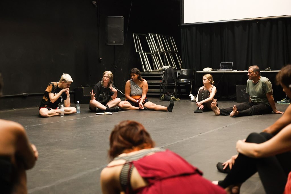 Workshop “FULL ON – Workshop de dança_ Grooving into dancing” com Emilie Gregersen, na sede Roosevelt da SP Escola de Teatro. (19/02/2025) | Foto: Clara Silva.