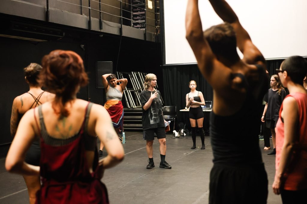 Workshop “FULL ON – Workshop de dança_ Grooving into dancing” com Emilie Gregersen, na sede Roosevelt da SP Escola de Teatro. (19/02/2025) | Foto: Clara Silva.