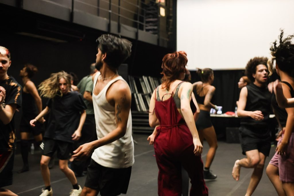 Workshop “FULL ON – Workshop de dança_ Grooving into dancing” com Emilie Gregersen, na sede Roosevelt da SP Escola de Teatro. (19/02/2025) | Foto: Clara Silva.