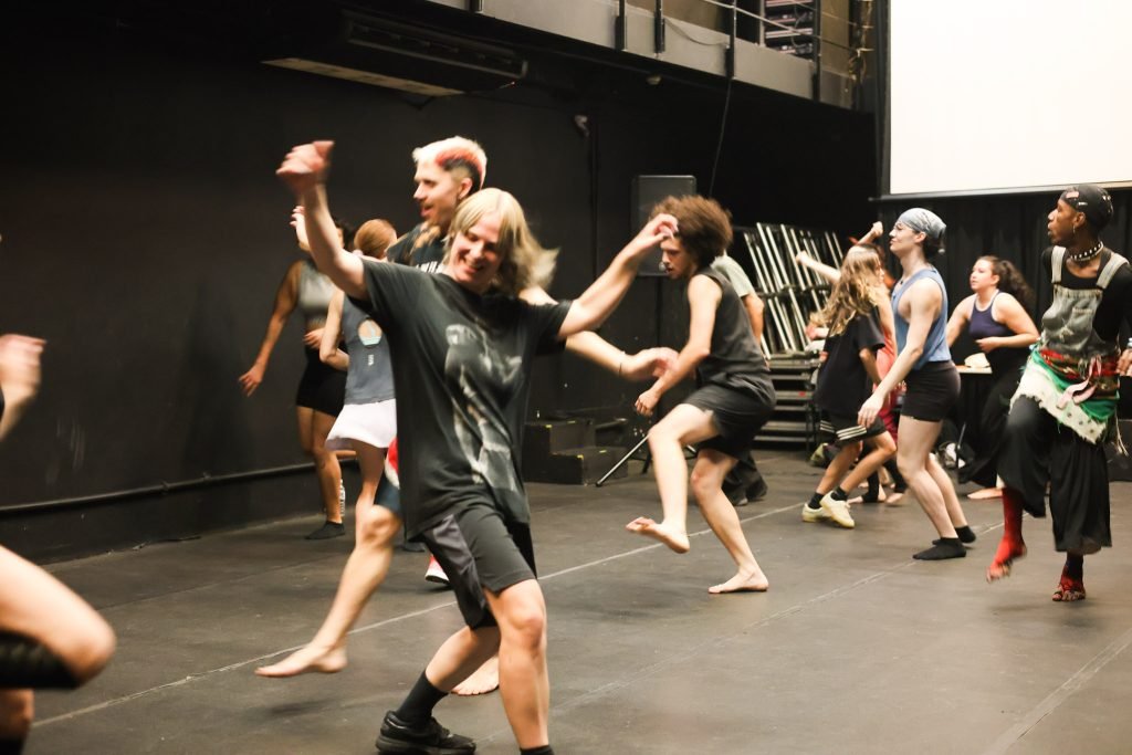 Workshop “FULL ON – Workshop de dança_ Grooving into dancing” com Emilie Gregersen, na sede Roosevelt da SP Escola de Teatro. (19/02/2025) | Foto: Clara Silva.