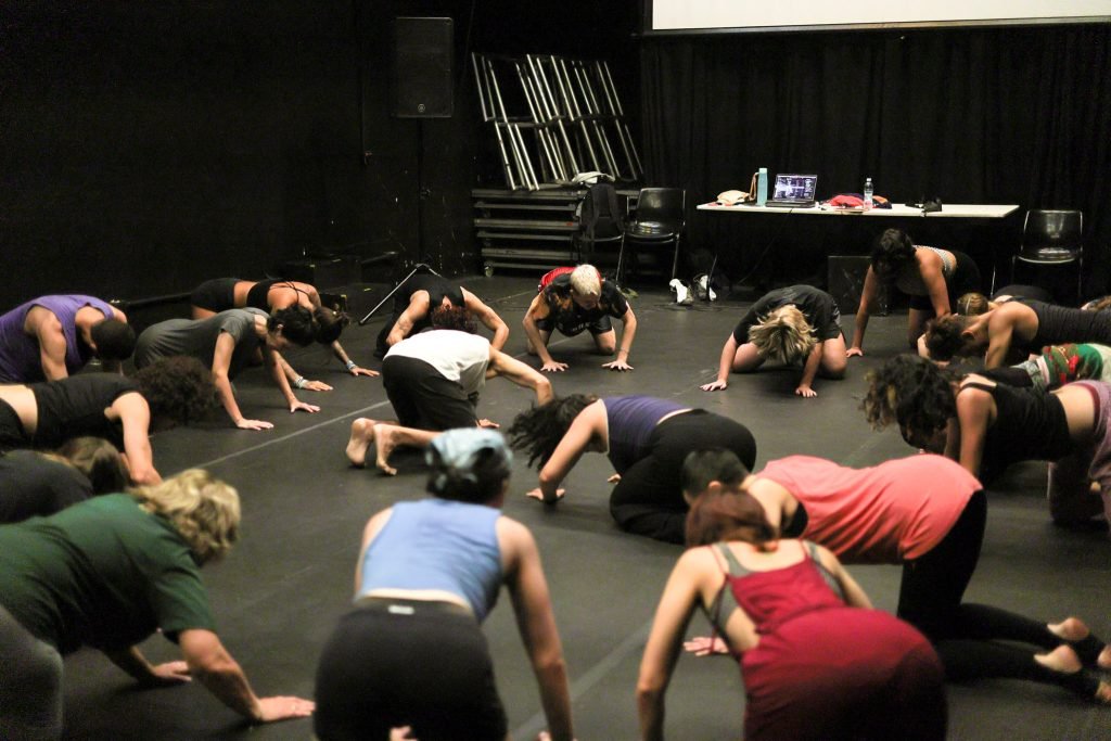 Workshop “FULL ON – Workshop de dança_ Grooving into dancing” com Emilie Gregersen, na sede Roosevelt da SP Escola de Teatro. (19/02/2025) | Foto: Clara Silva.