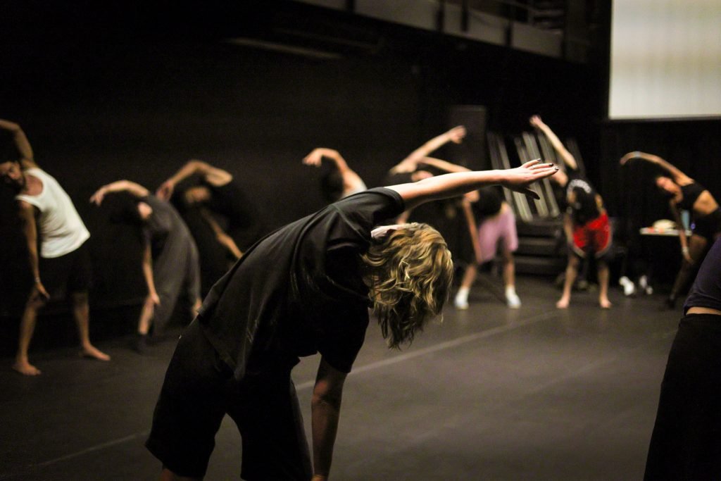 Workshop “FULL ON – Workshop de dança_ Grooving into dancing” com Emilie Gregersen, na sede Roosevelt da SP Escola de Teatro. (19/02/2025) | Foto: Clara Silva.