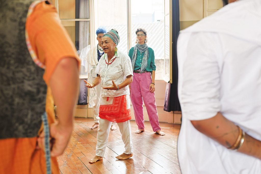 Curso “Palhaçaria de Terreiro e Corpo Mandinga” com Antonia Vilarinho Cardoso, na sede Brás da SP Escola de Teatro. (03/02/2025) | Foto: Clara Silva.