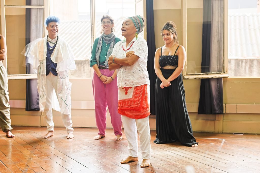 Curso “Palhaçaria de Terreiro e Corpo Mandinga” com Antonia Vilarinho Cardoso, na sede Brás da SP Escola de Teatro. (03/02/2025) | Foto: Clara Silva.