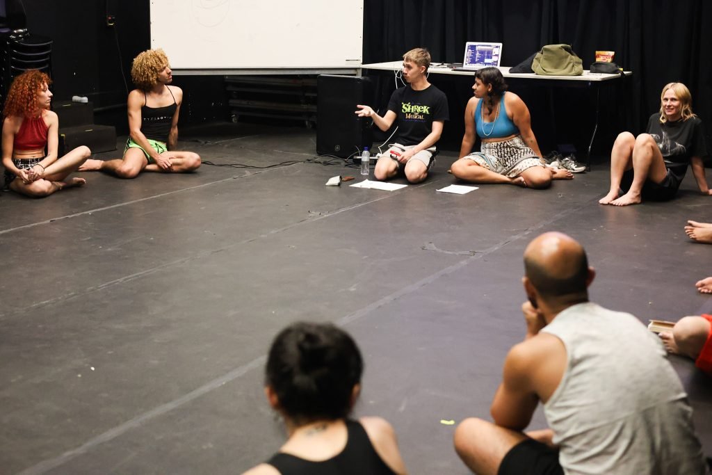 Workshop “Queer Monstrosities – Bestas dançantes e prática de performance” com Andreas Haglund, na sede Roosevelt da SP Escola de Teatro. (17/02/2025) | Foto: Clara Silva.