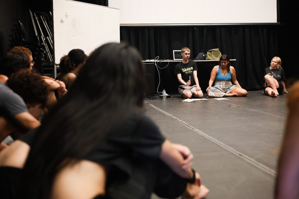 Workshop “Queer Monstrosities – Bestas dançantes e prática de performance” com Andreas Haglund, na sede Roosevelt da SP Escola de Teatro. (17/02/2025) | Foto: Clara Silva.