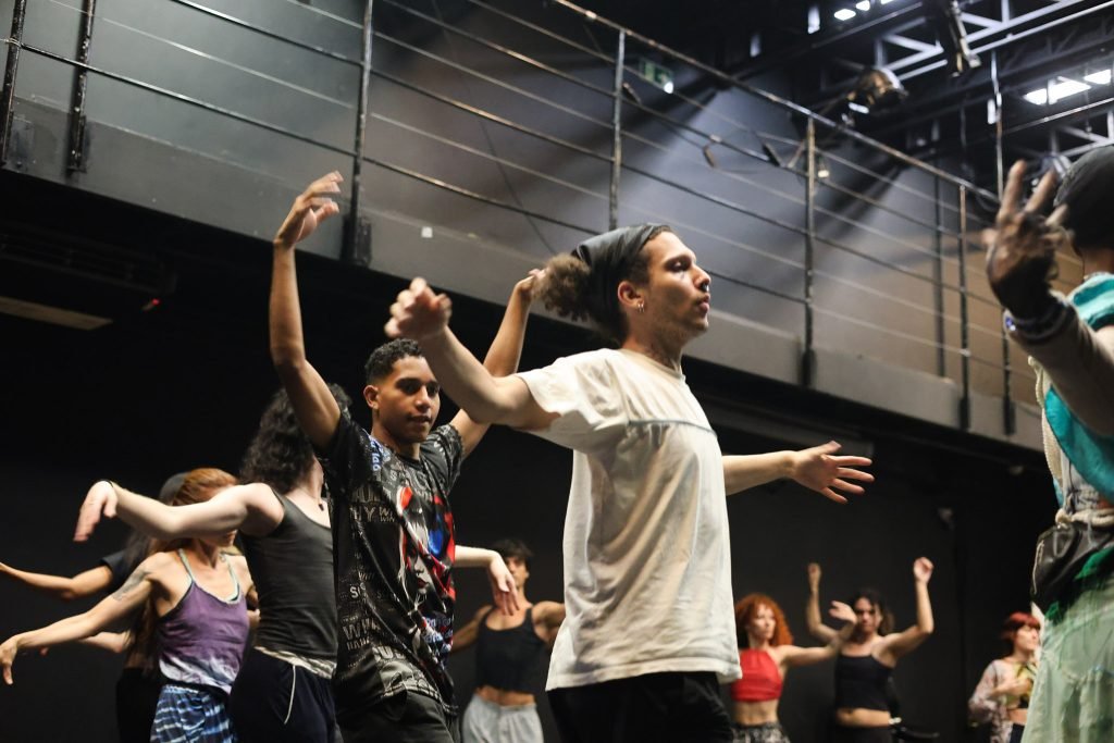 Workshop “Queer Monstrosities – Bestas dançantes e prática de performance” com Andreas Haglund, na sede Roosevelt da SP Escola de Teatro. (17/02/2025) | Foto: Clara Silva.