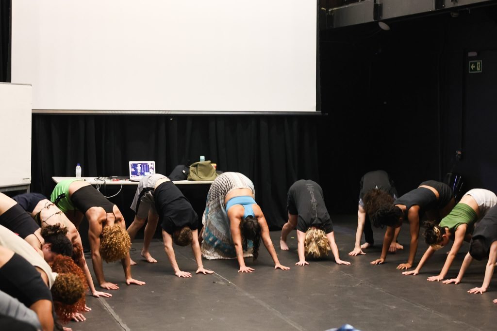 Workshop “Queer Monstrosities – Bestas dançantes e prática de performance” com Andreas Haglund, na sede Roosevelt da SP Escola de Teatro. (17/02/2025) | Foto: Clara Silva.