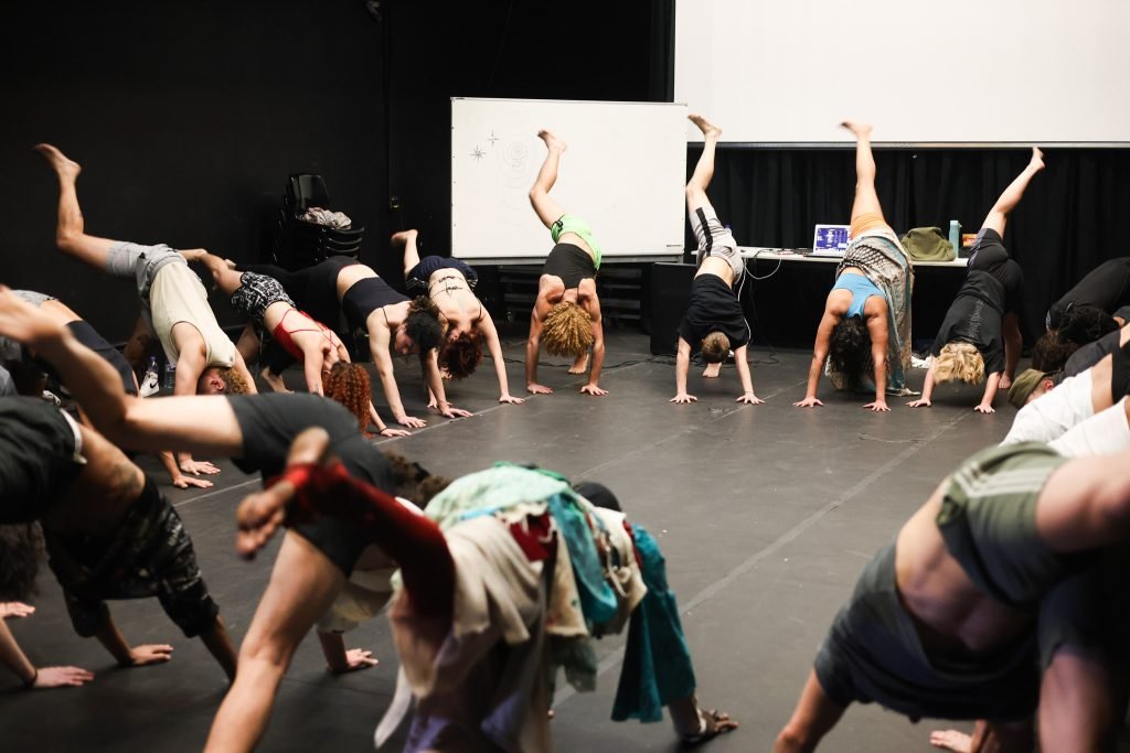 Workshop “Queer Monstrosities – Bestas dançantes e prática de performance” com Andreas Haglund, na sede Roosevelt da SP Escola de Teatro. (17/02/2025) | Foto: Clara Silva.