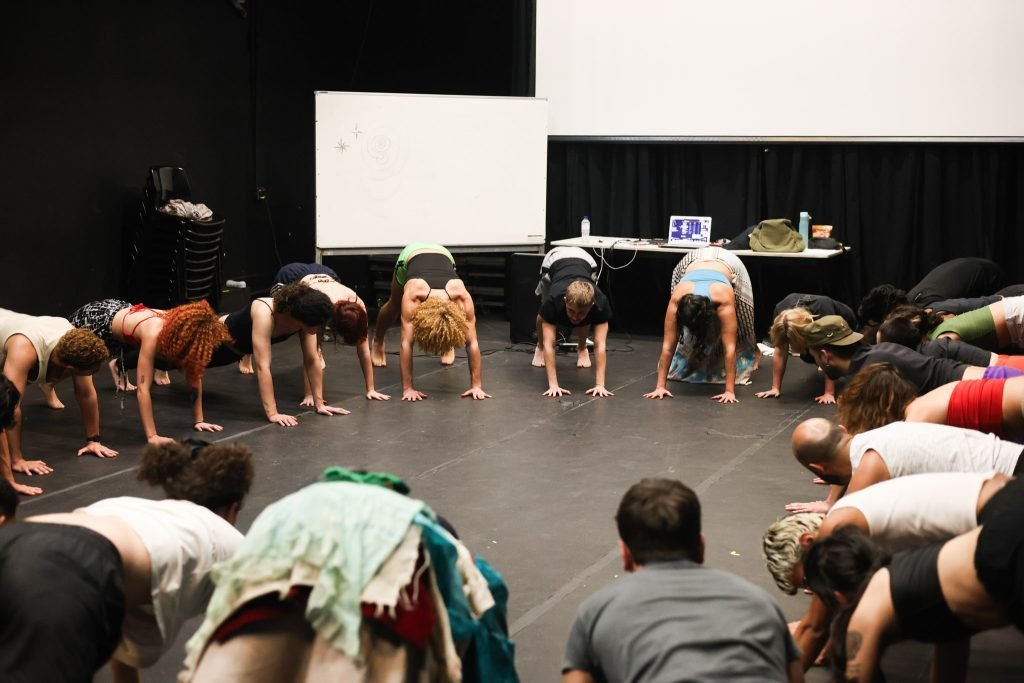 Workshop “Queer Monstrosities – Bestas dançantes e prática de performance” com Andreas Haglund, na sede Roosevelt da SP Escola de Teatro. (17/02/2025) | Foto: Clara Silva.