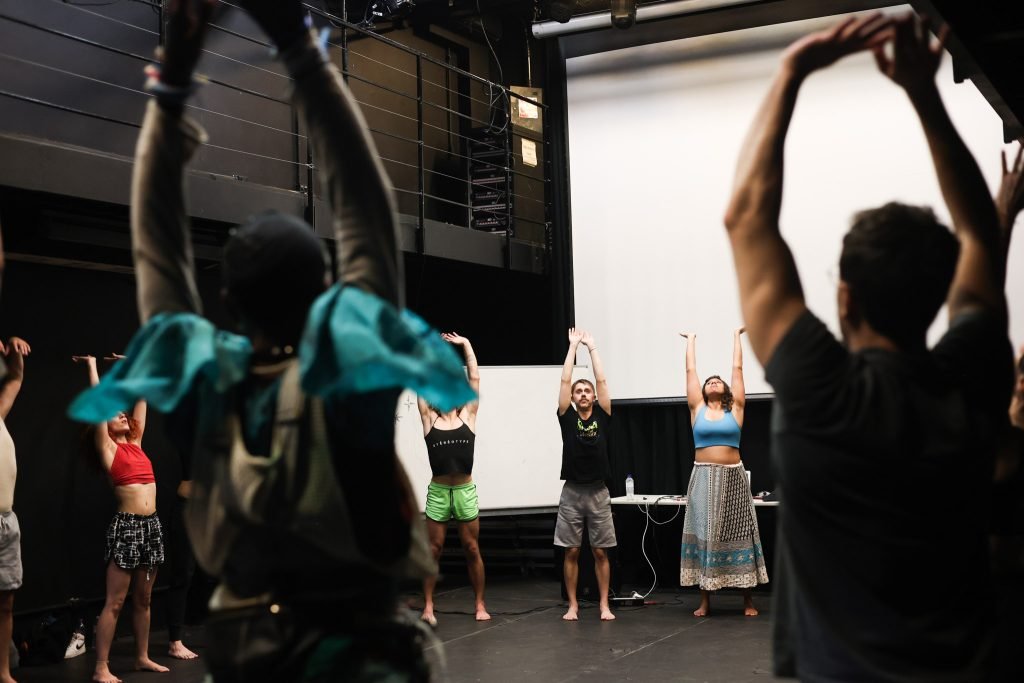 Workshop “Queer Monstrosities – Bestas dançantes e prática de performance” com Andreas Haglund, na sede Roosevelt da SP Escola de Teatro. (17/02/2025) | Foto: Clara Silva.