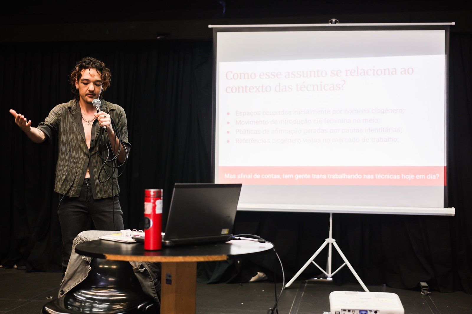 Encontro “Presença de pessoas trans/gênero dissidente na técnica de Iluminação” com Nero Murphy, estudante do curso regular de Iluminação. (22/03/2025) | Foto: Clara Silva