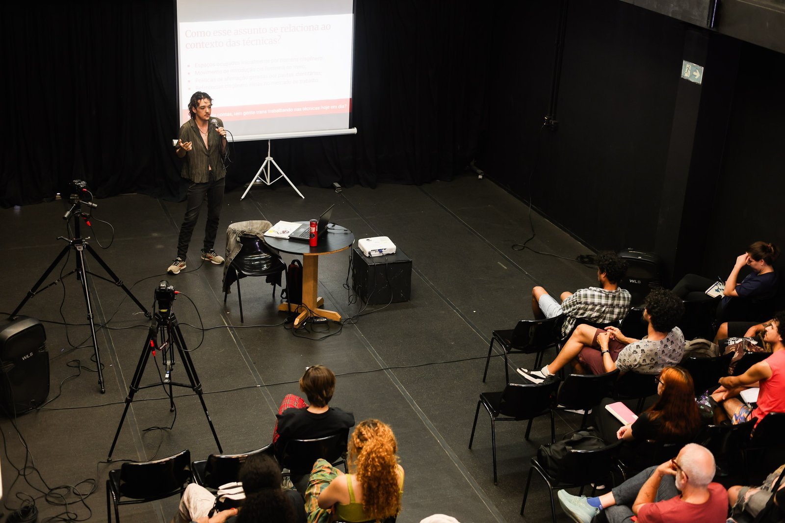 Encontro “Presença de pessoas trans/gênero dissidente na técnica de Iluminação” com Nero Murphy, estudante do curso regular de Iluminação. (22/03/2025) | Foto: Clara Silva