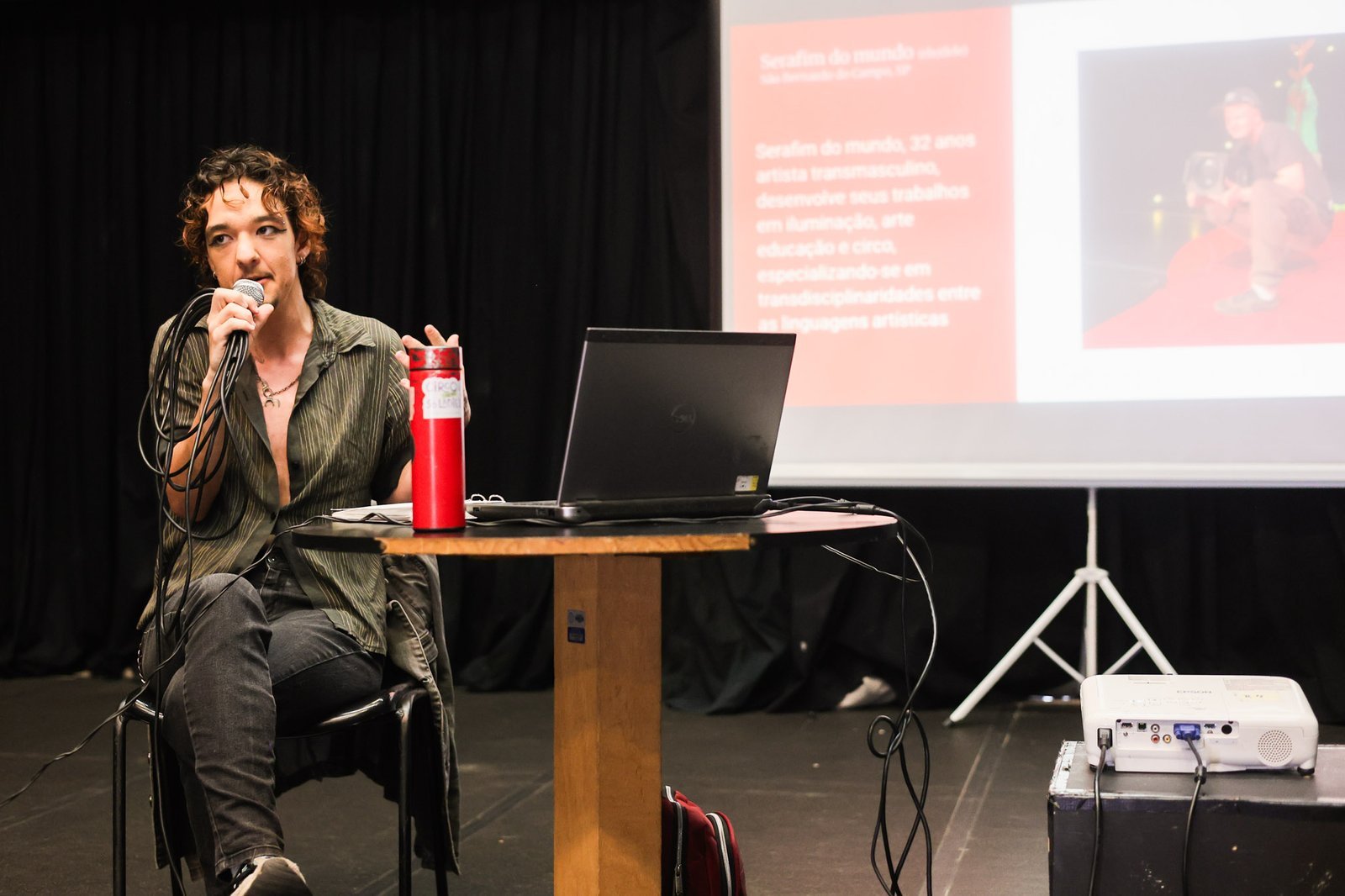 Encontro “Presença de pessoas trans/gênero dissidente na técnica de Iluminação” com Nero Murphy, estudante do curso regular de Iluminação. (22/03/2025) | Foto: Clara Silva