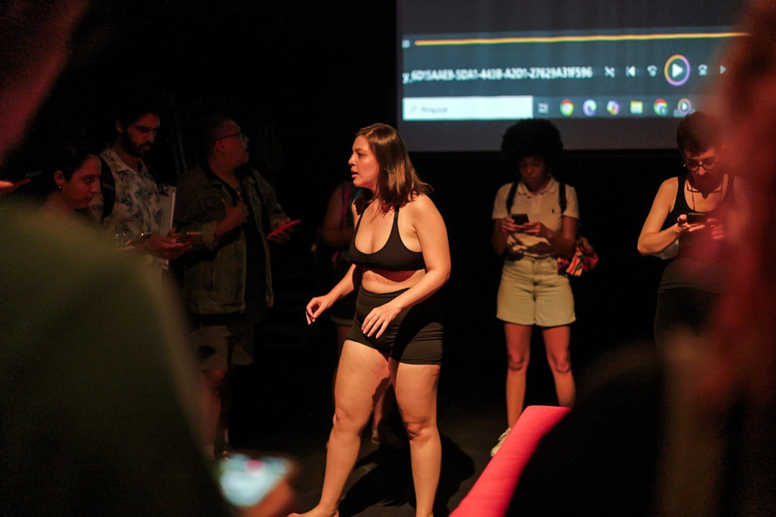 Mostra de Microcenas dos estudantes do módulo azul do curso regular de Direção da SP Escola de Teatro. (29/03/2025). | Foto: Clara Silva