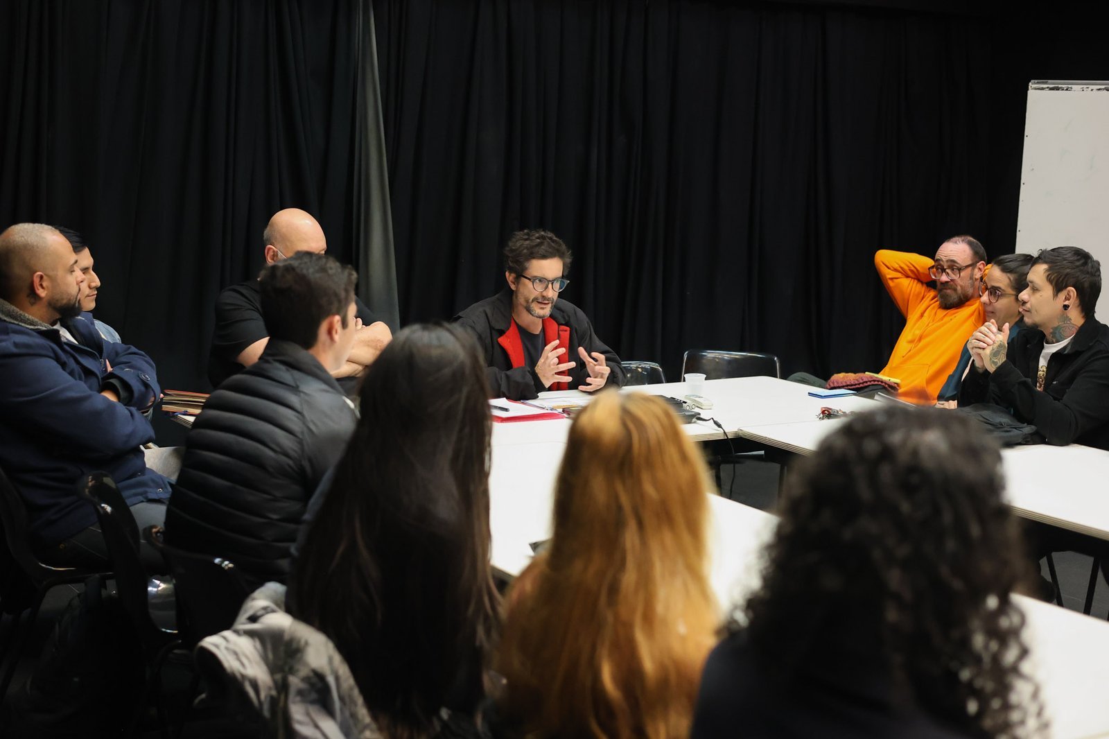 Curso “Antidramáticas – Radicalizações na dramaturgia contemporânea” com Gabriel Alvim, na sede Roosevelt da SP Escola de Teatro. (01/07/2025) | Foto: Clara Silva.