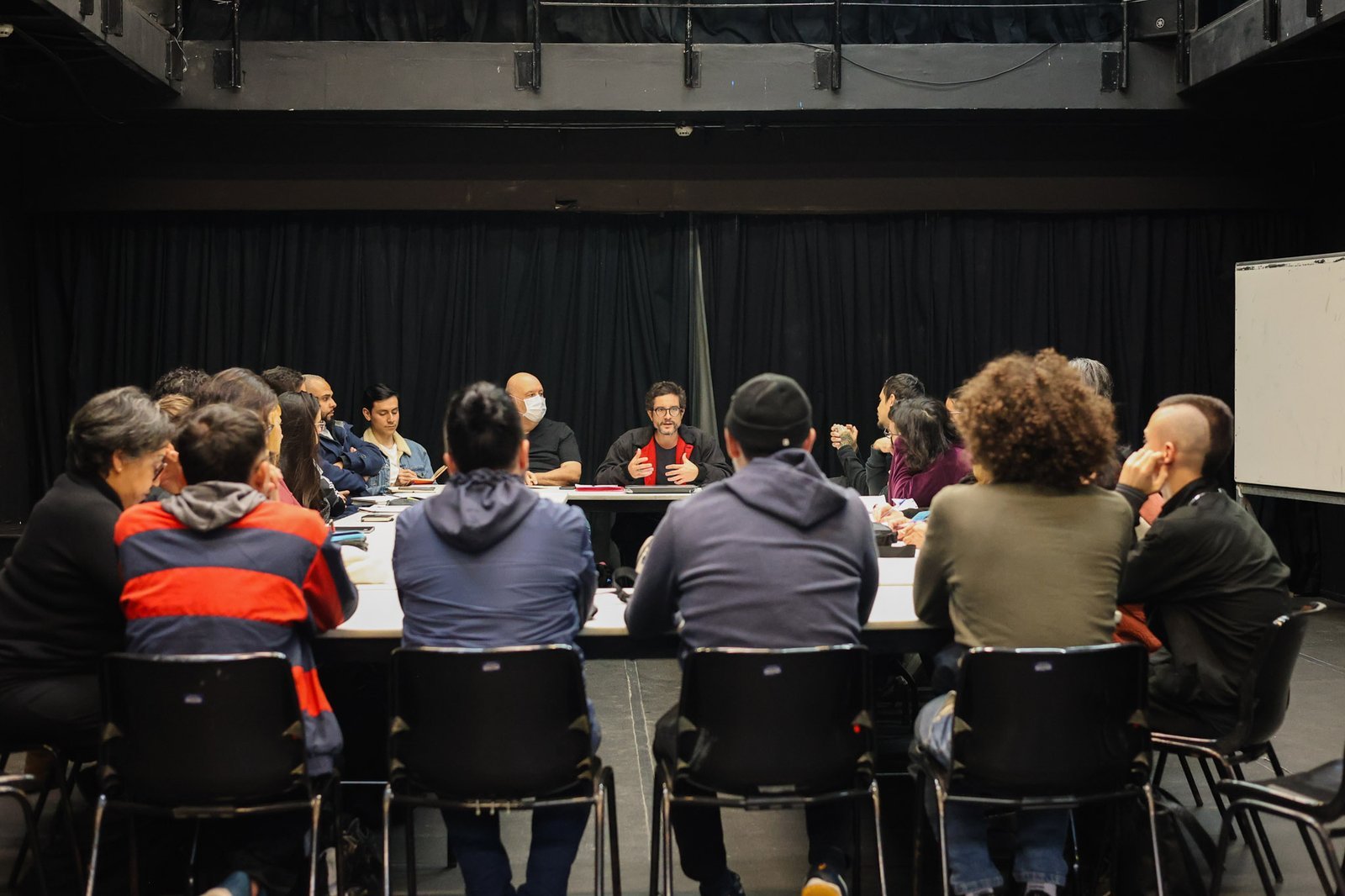 Curso “Antidramáticas – Radicalizações na dramaturgia contemporânea” com Gabriel Alvim, na sede Roosevelt da SP Escola de Teatro. (01/07/2025) | Foto: Clara Silva.