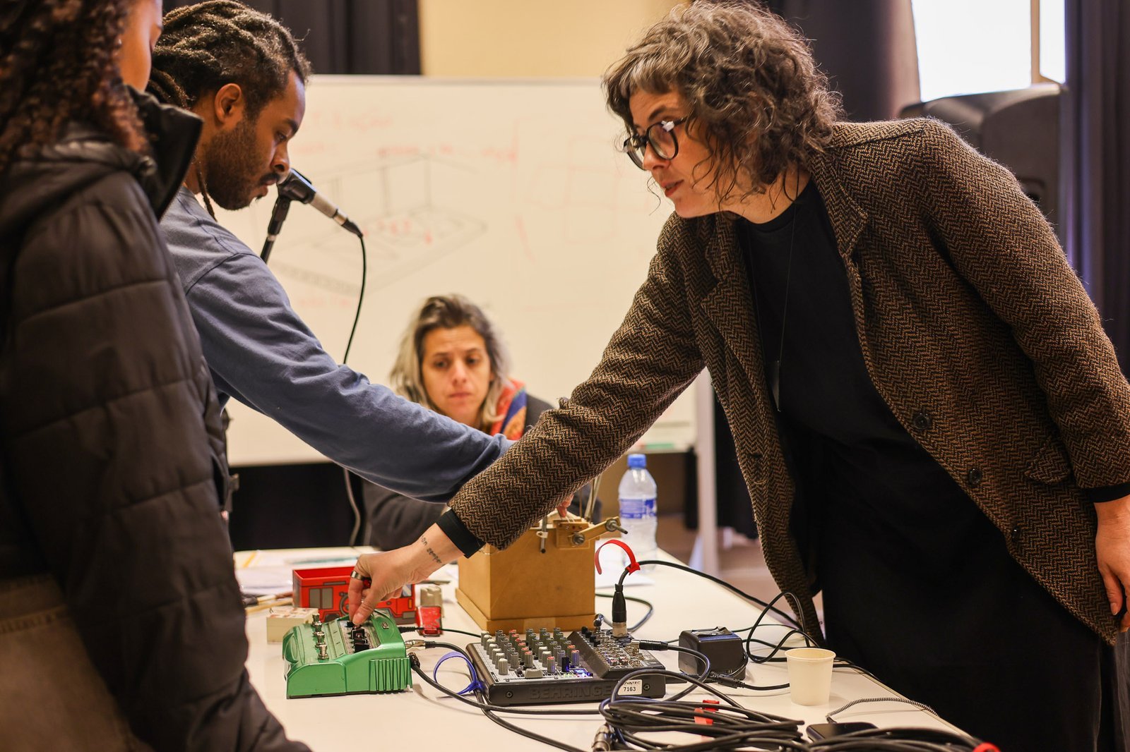 Aula de Sonoplastia na SP Escola de Teatro com Ana Vis e Jeanne Calegari. 25/09/2025. | Foto: Clara Silva