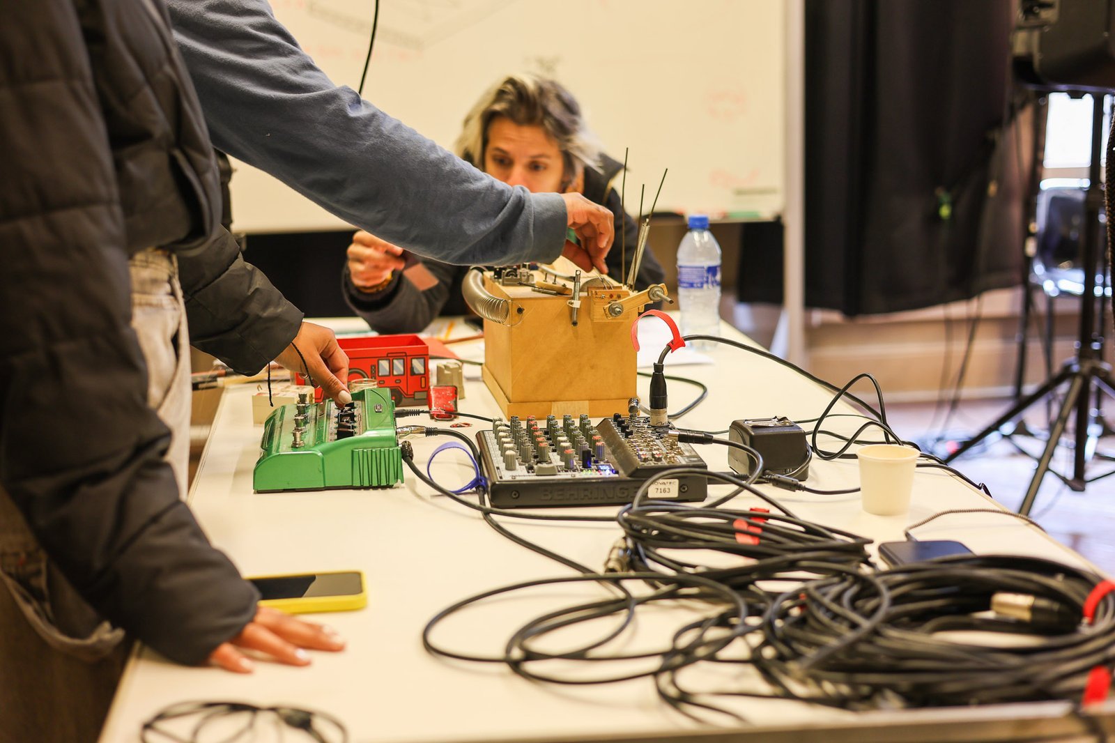 Aula de Sonoplastia na SP Escola de Teatro com Ana Vis e Jeanne Calegari. 25/09/2025. | Foto: Clara Silva