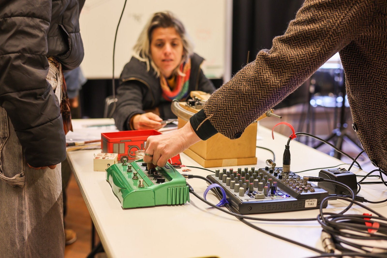 Aula de Sonoplastia na SP Escola de Teatro com Ana Vis e Jeanne Calegari. 25/09/2025. | Foto: Clara Silva