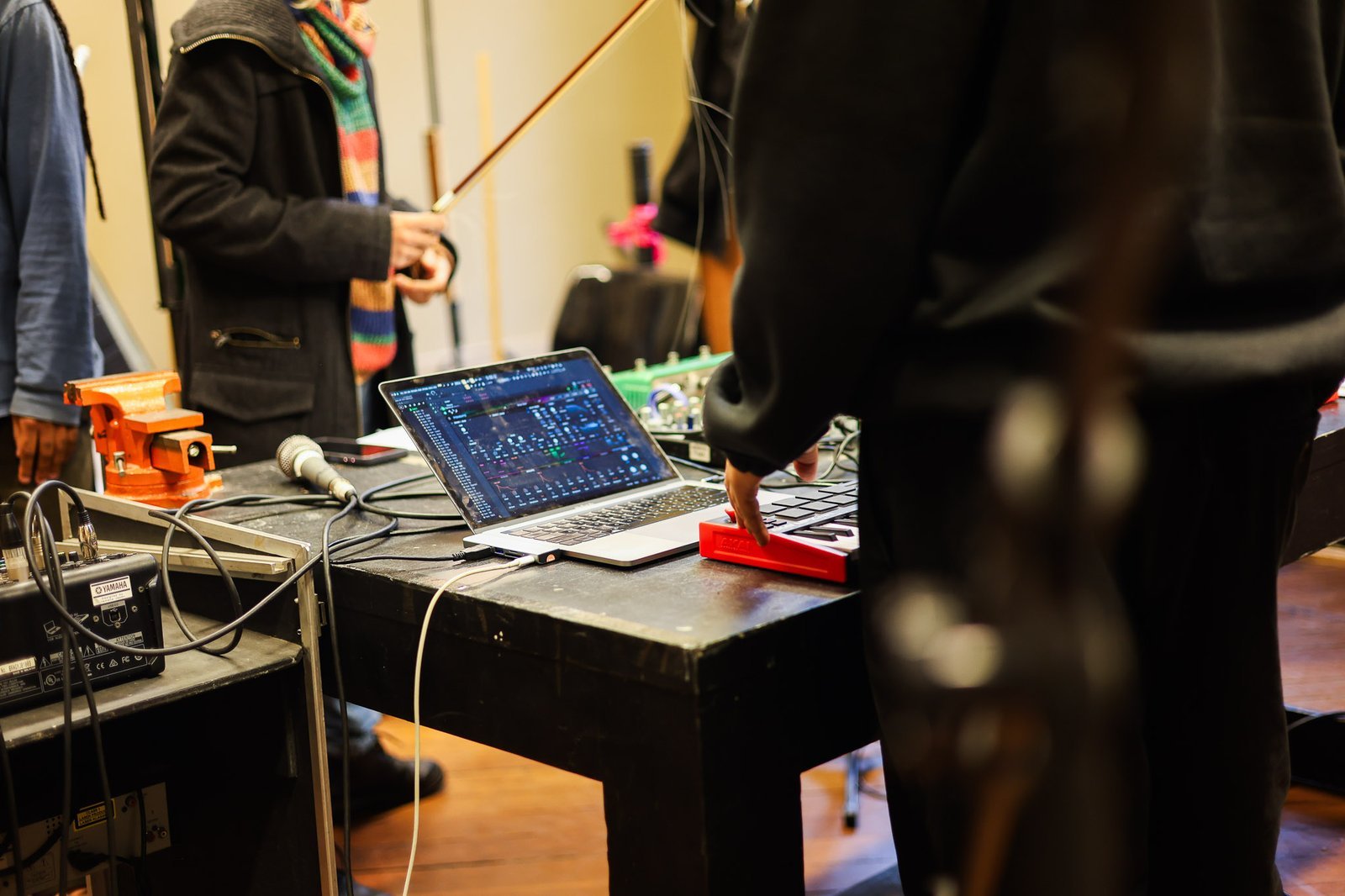 Aula de Sonoplastia na SP Escola de Teatro com Ana Vis e Jeanne Calegari. 25/09/2025. | Foto: Clara Silva