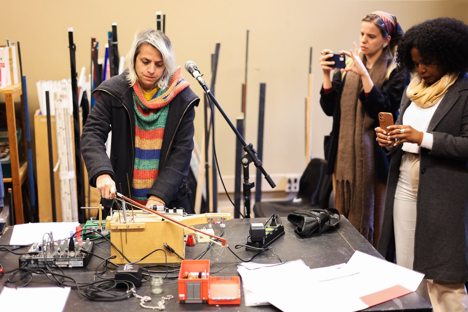 Aula de Sonoplastia na SP Escola de Teatro com Ana Vis e Jeanne Calegari. 25/09/2025. | Foto: Clara Silva