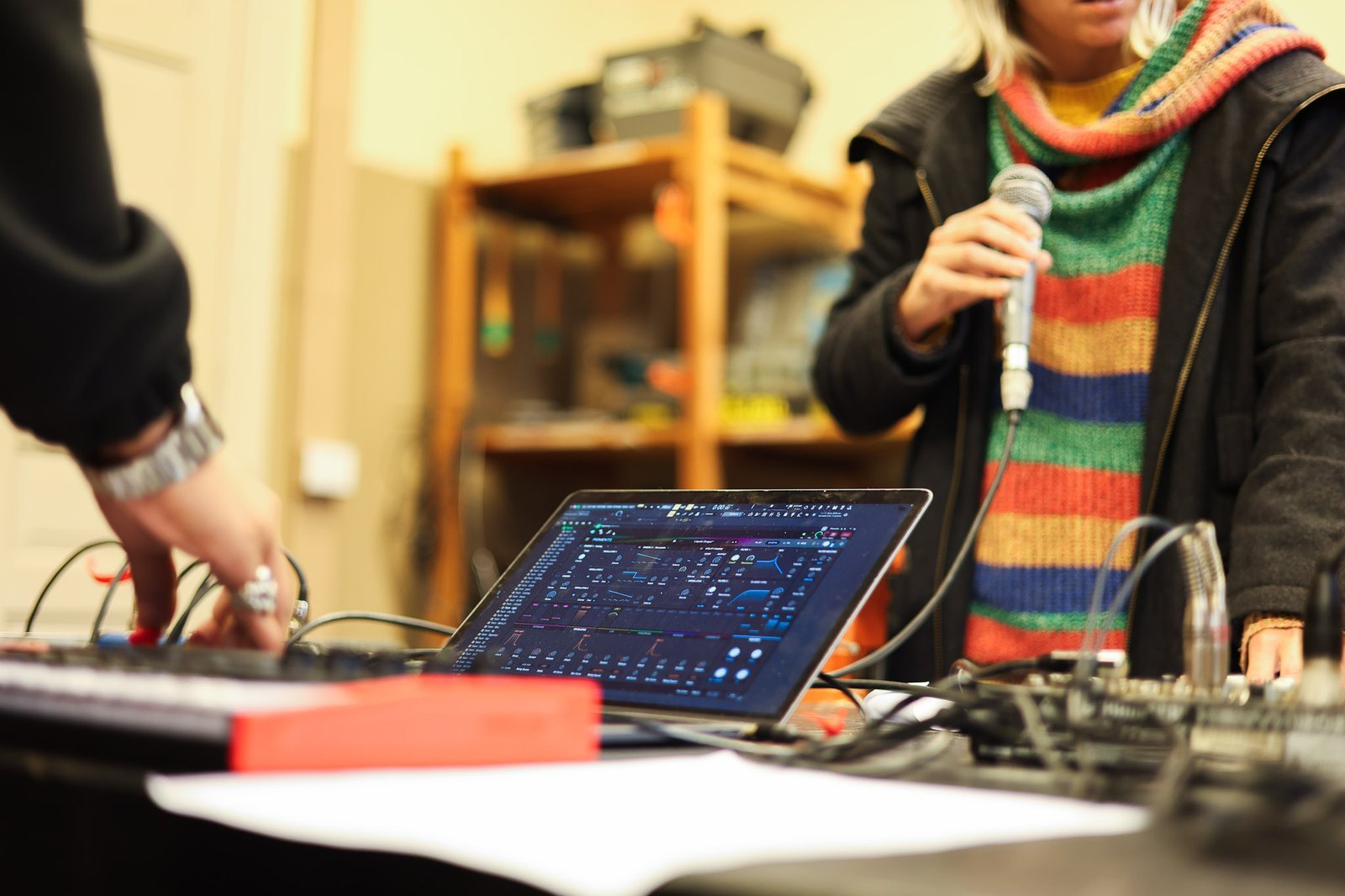 Aula de Sonoplastia na SP Escola de Teatro com Ana Vis e Jeanne Calegari. 25/09/2025. | Foto: Clara Silva