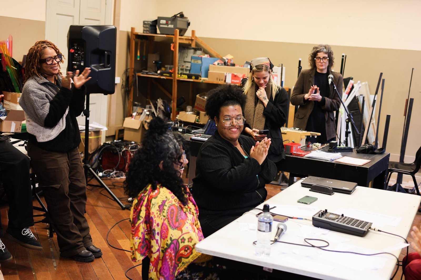 Aula de Sonoplastia na SP Escola de Teatro com Ana Vis e Jeanne Calegari. 25/09/2025. | Foto: Clara Silva