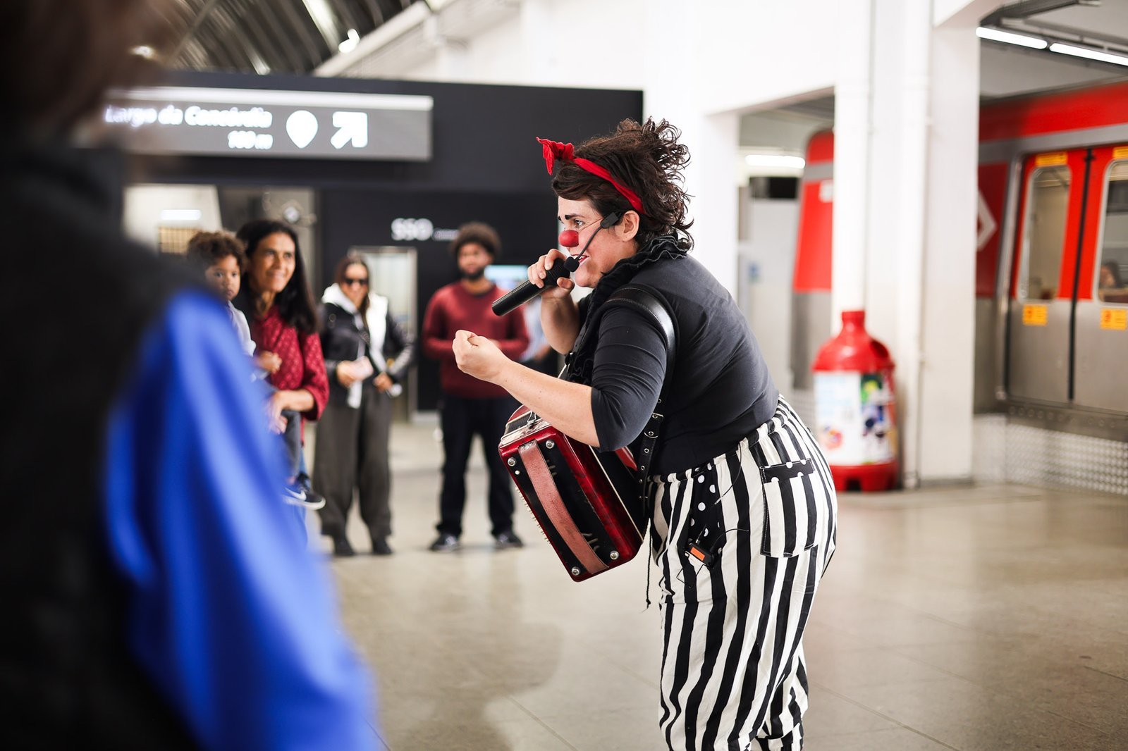 Apresentação da dupla de palhaços da Trupe DuNavô na estação Brás da CPTM. (12/09/2025) | Foto: Clara Silva