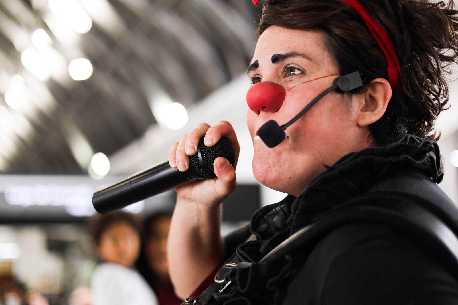 Apresentação da dupla de palhaços da Trupe DuNavô na estação Brás da CPTM. (12/09/2025) | Foto: Clara Silva