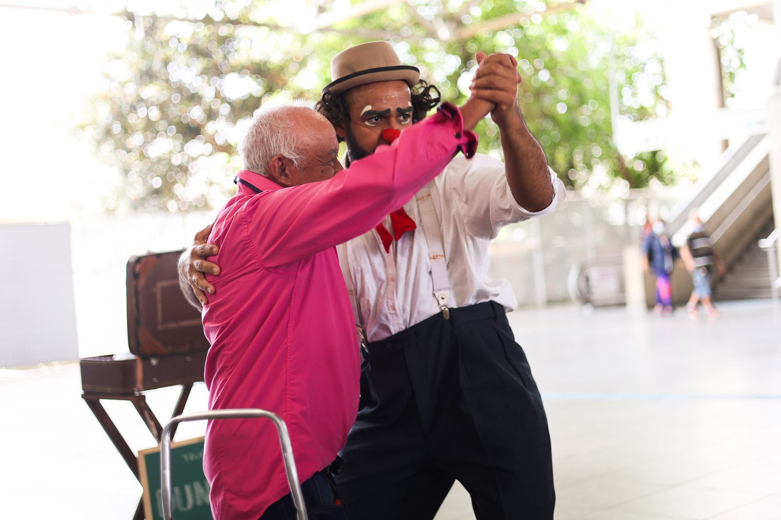 Apresentação da dupla de palhaços da Trupe DuNavô na estação Brás da CPTM. (12/09/2025) | Foto: Clara Silva