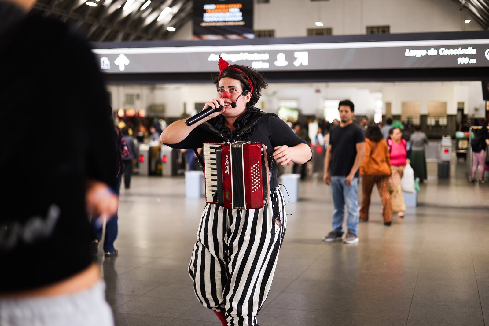 Apresentação da dupla de palhaços da Trupe DuNavô na estação Brás da CPTM. (12/09/2025) | Foto: Clara Silva
