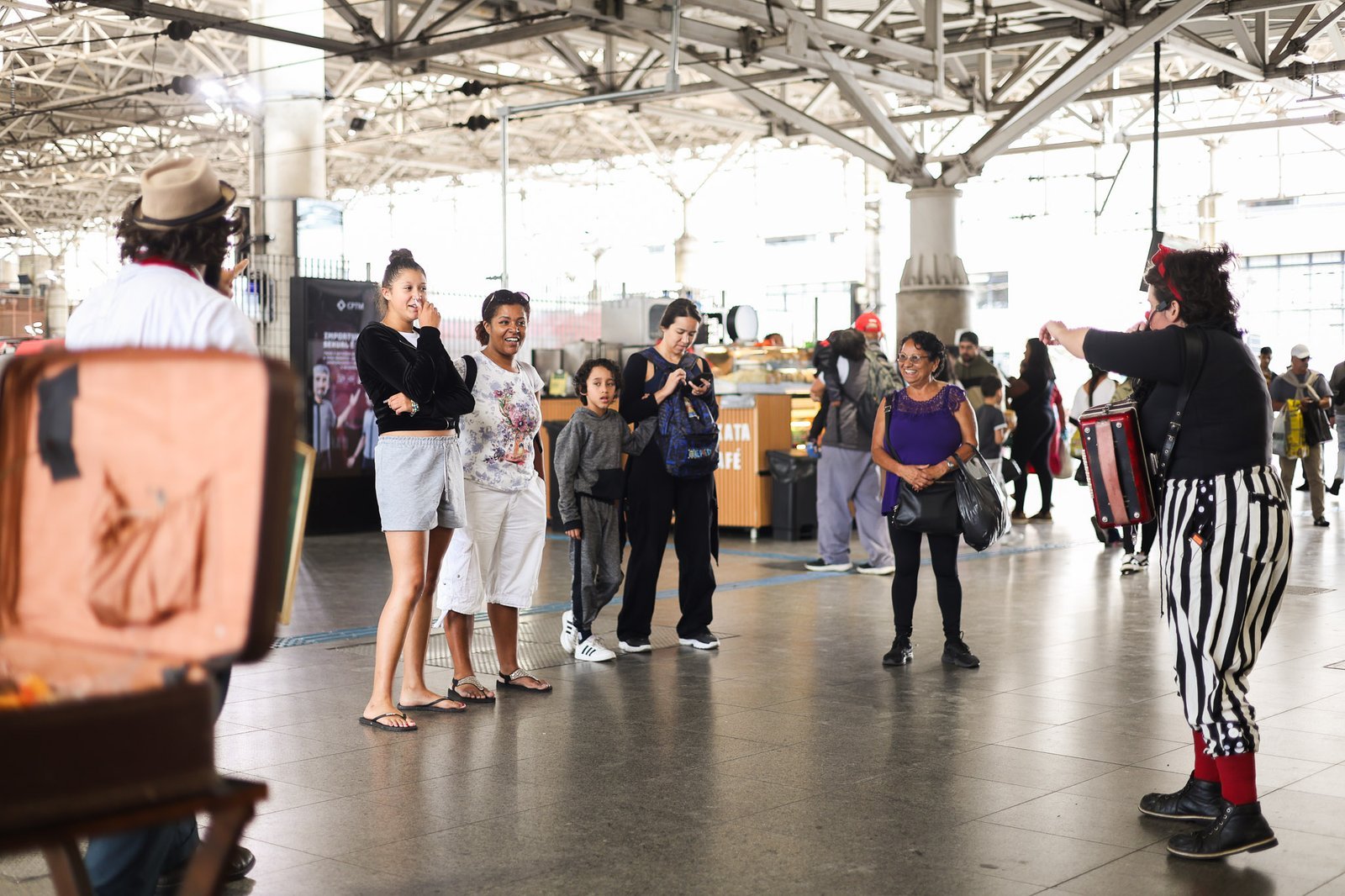 Apresentação da dupla de palhaços da Trupe DuNavô na estação Brás da CPTM. (12/09/2025) | Foto: Clara Silva