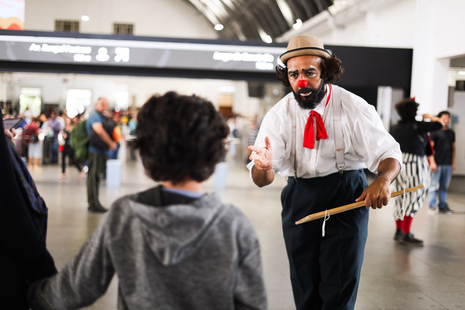 Apresentação da dupla de palhaços da Trupe DuNavô na estação Brás da CPTM. (12/09/2025) | Foto: Clara Silva