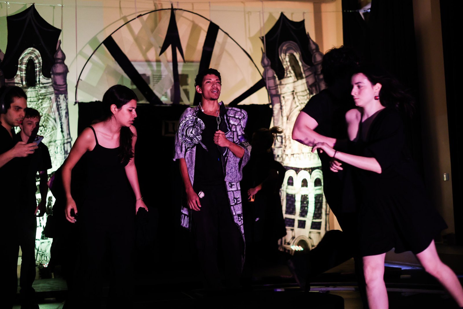 Experimento II do grupo N1 Vermelho, do segundo semestre de 2025, na SP Escola de Teatro. | Foto: Clara Silva.