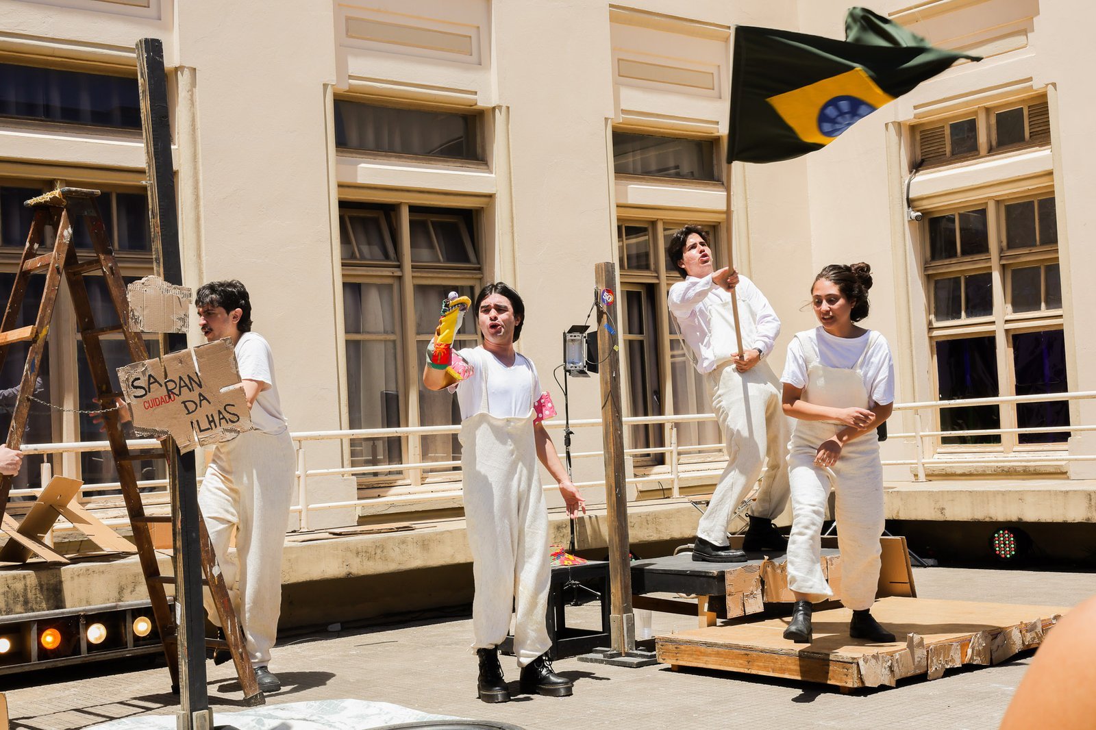 Experimento II do grupo N2 Vermelho, do segundo semestre de 2025, na SP Escola de Teatro. | Foto: Clara Silva.