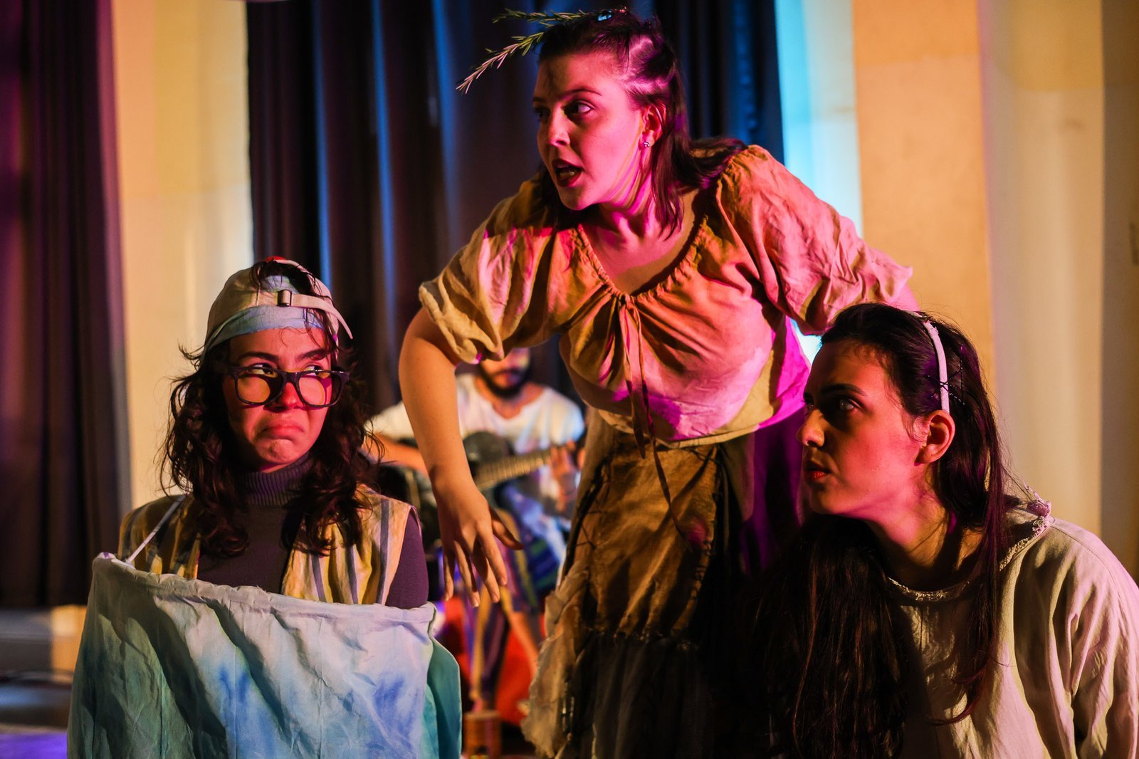 Experimento II do grupo N5 Vermelho, do segundo semestre de 2025, na SP Escola de Teatro. | Foto: Clara Silva.