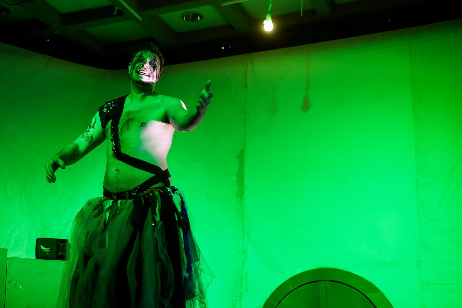 Experimento II do grupo N6 Vermelho, do segundo semestre de 2025, na SP Escola de Teatro. | Foto: Clara Silva.