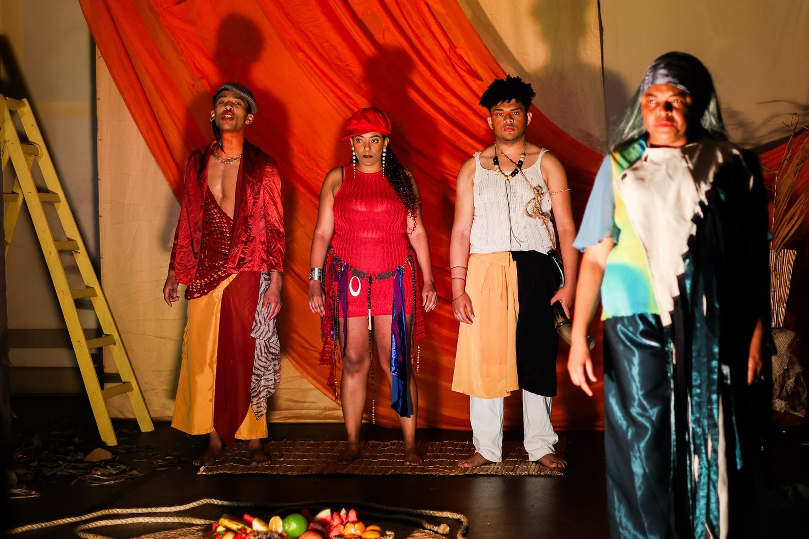 Experimento II do grupo N8 Vermelho, do segundo semestre de 2025, na SP Escola de Teatro. | Foto: Clara Silva.