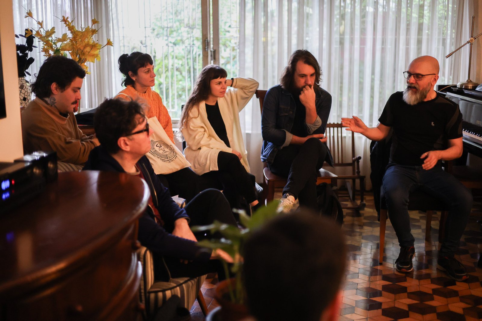 Cia Espaço em Branco em encontro com Cida Moreira, projeto do Ocupa Lab. (08/10/2025). | Foto: Clara Silva.